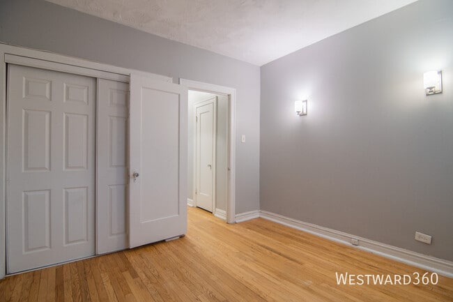 Building Photo - 1626 W Sherwin Ave