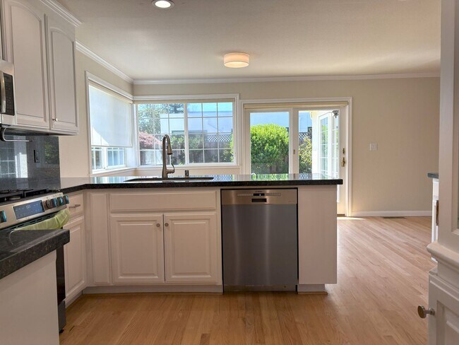 Building Photo - Beautifully Updated 4-Bedroom Home in Prime Mountain View Location!