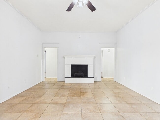 Building Photo - 4 bedroom in City View!