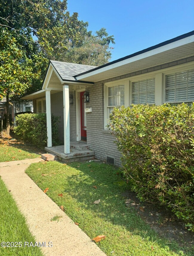 Building Photo - 121 Oak Crest Dr