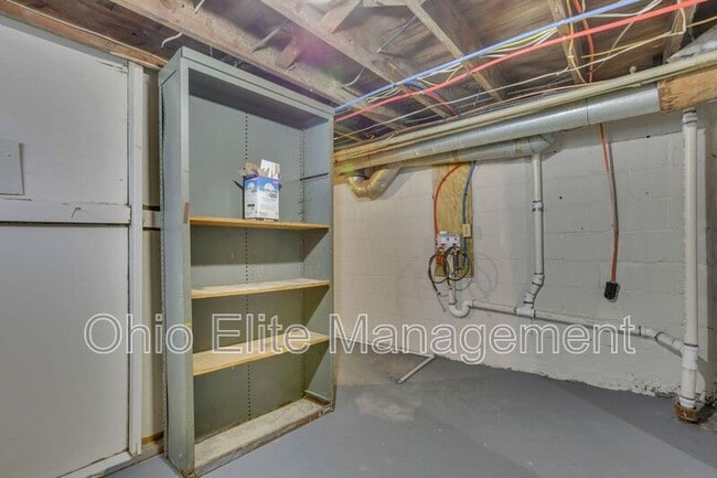 Building Photo - 807 E Deshler Ave