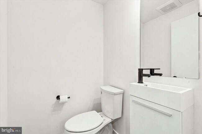 Building Photo - 3005 Birchview Walk