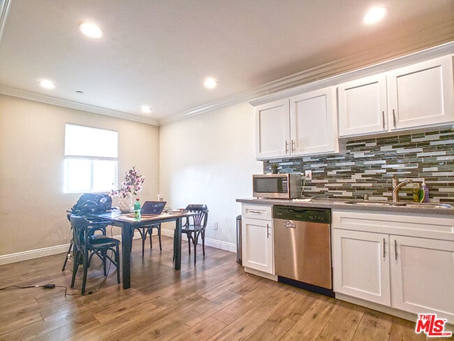 Building Photo - 965 N Wilton Pl