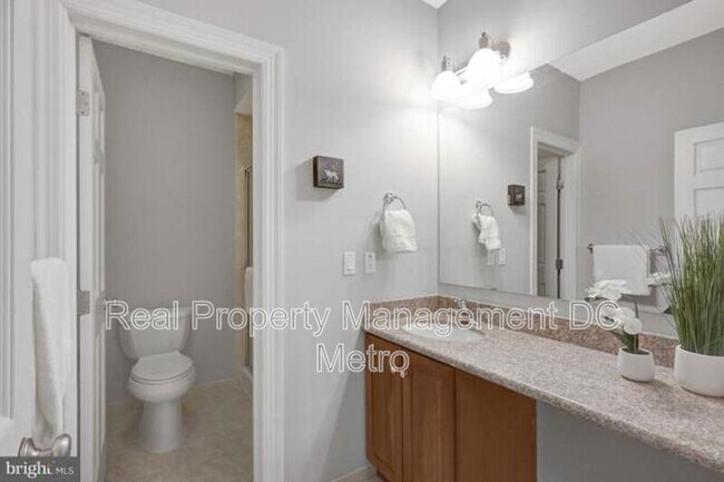 Building Photo - 927 12th St NE