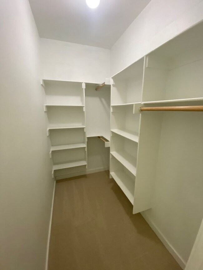 Building Photo - 3 Bedroom Modern Home w/ Excellent Location!
