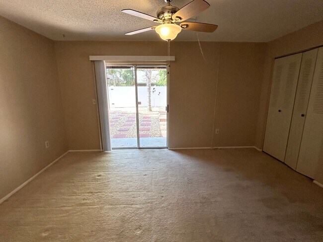 Building Photo - 2 Bedroom Villa with Screened in Patio!