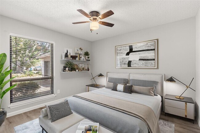 Building Photo - 6802 Vialinda Dr