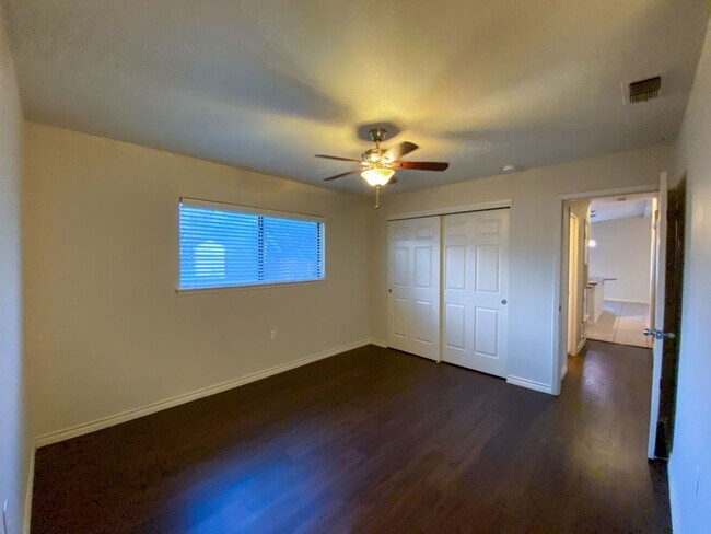 Building Photo - Adorable house on Large LOT 3 Bedroom 2 ba...