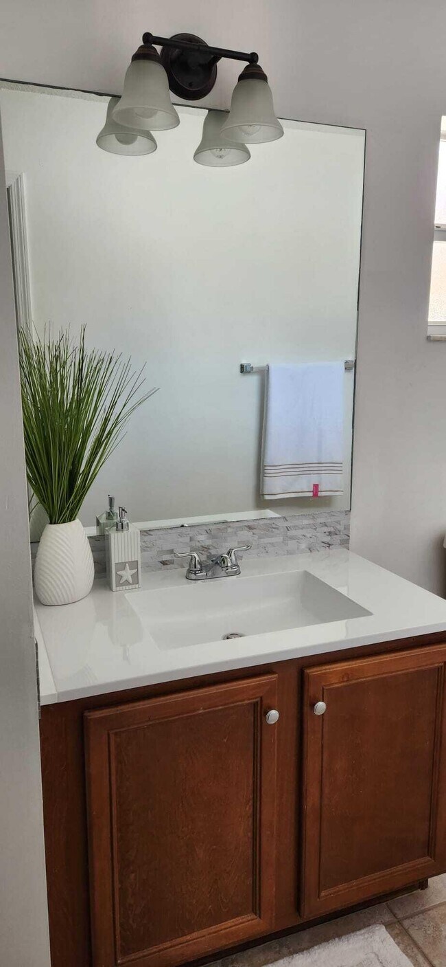 Building Photo - 1061 SW Charcoal Ave