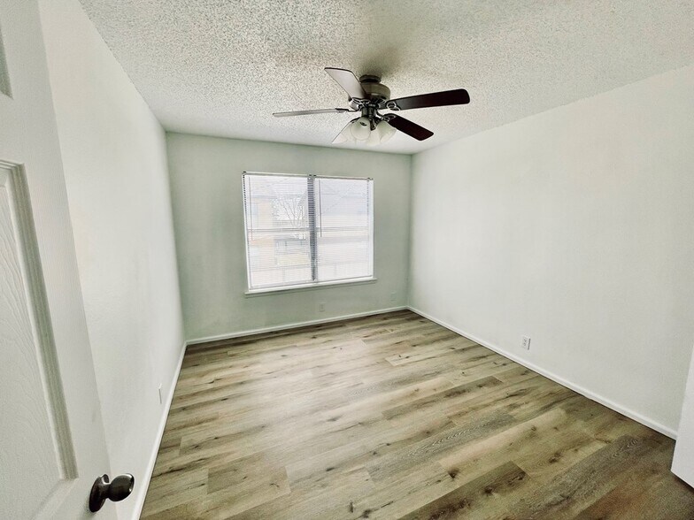 Building Photo - 1203 Redwood St