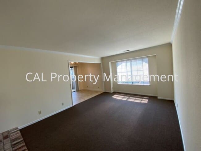 Building Photo - Upper level 2 bedroom & 1 bathroom condomi...