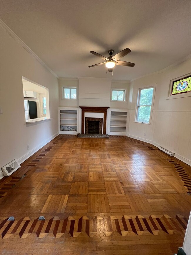 Building Photo - Newly renovated spacious 4 bedroom home in...