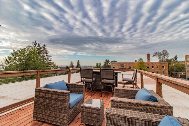 Building Photo - AVAILABLE Now! - Newly Renovated 2 Bed, 1 ...