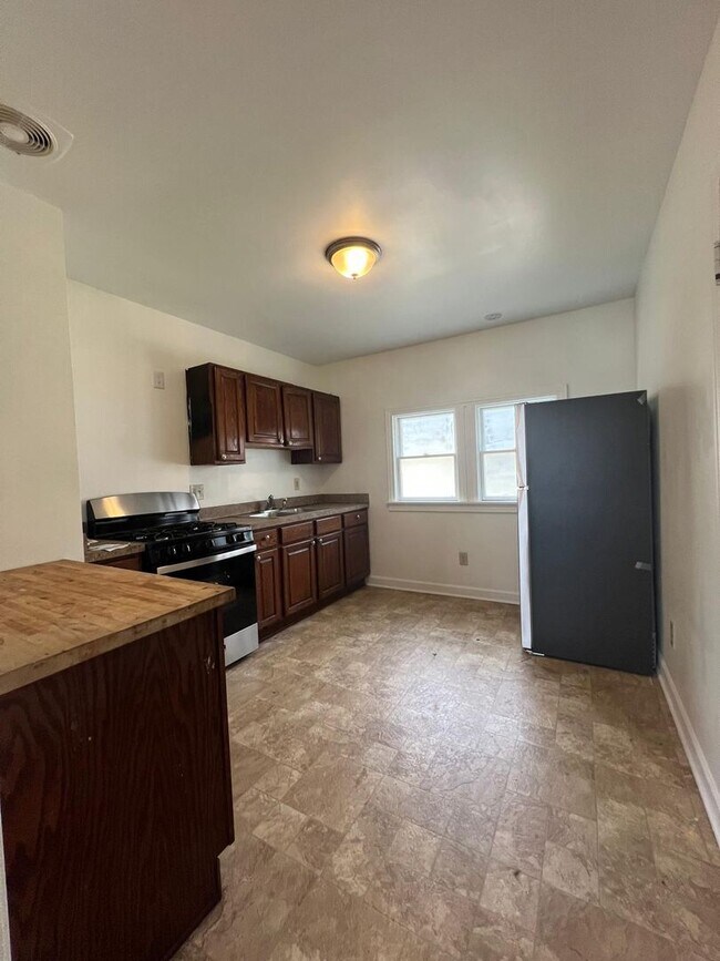 Building Photo - 14221 Glenside Rd