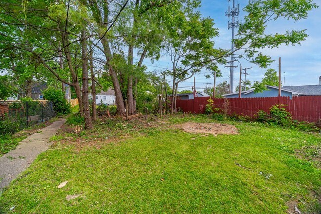 Building Photo - 2204 Howey Rd