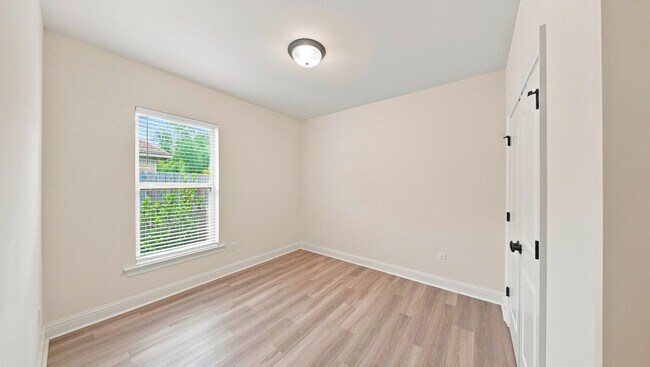 Building Photo - 7211 Kenilworth Crossing Ave