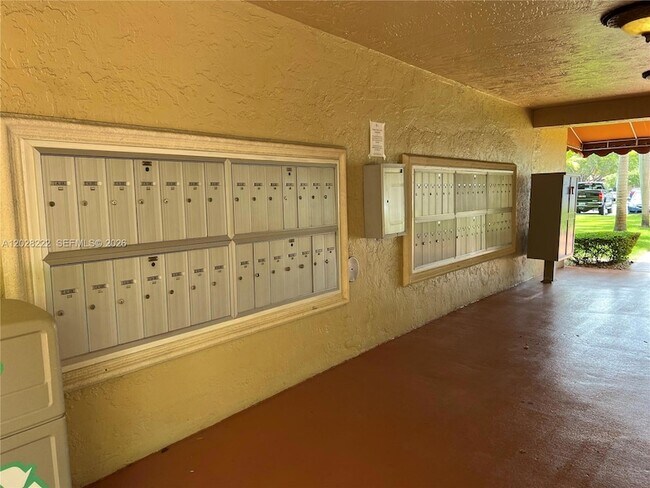 Building Photo - 13100 SW 92nd Ave