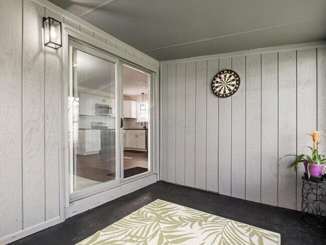 Building Photo - 1543 S Hamilton Rd