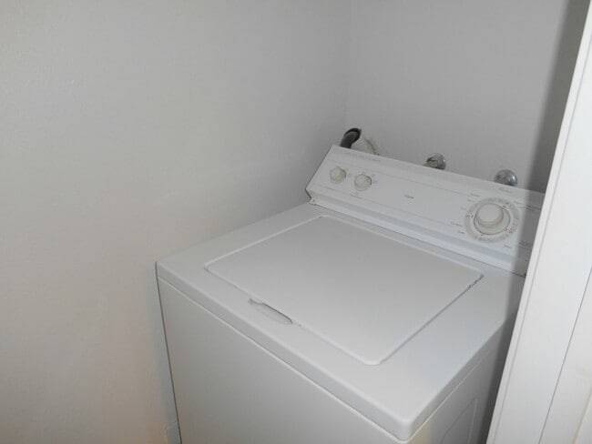 Building Photo - Convenient 1st Floor Condo in Gated Commun...