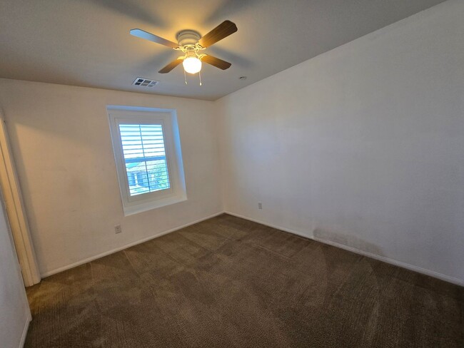 Building Photo - A Fabulous 5 Bedroom Home in Henderson