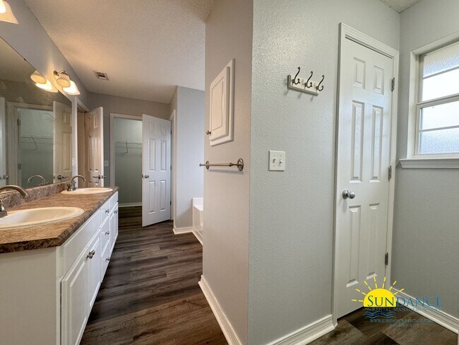 Building Photo - Stunning 4Bedroom Home in Alicia's Place of Crestview!
