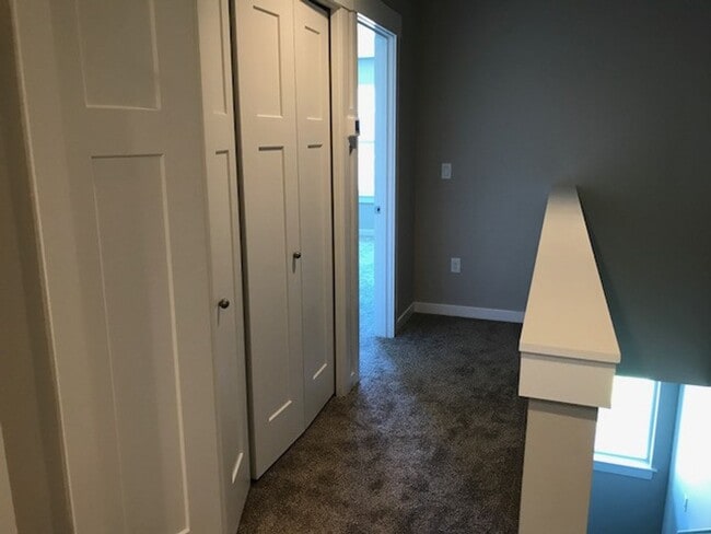 Building Photo - Whether you just want the extra room or need it for your family, our townhomes are calling!!