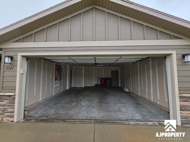 Building Photo - 2542 E Meadowside Pl