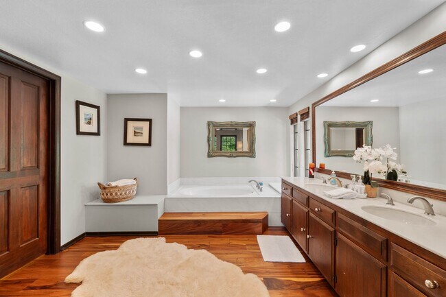 Building Photo - Brilliant Tavern Bay Home