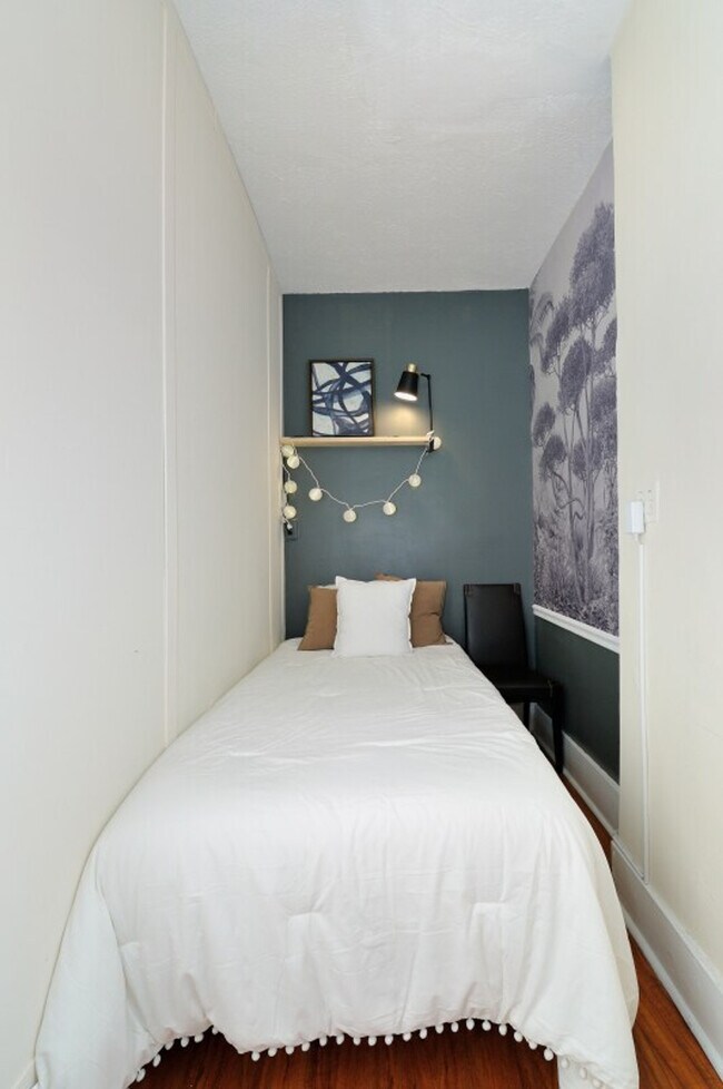 Building Photo - 708 9th Ave