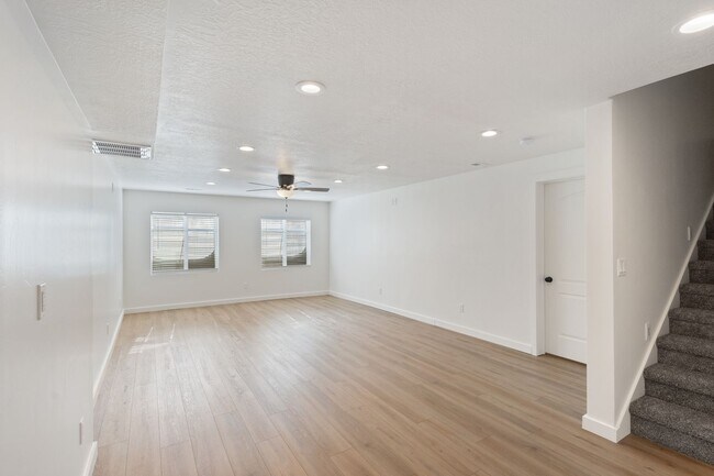 Building Photo - 4 bedroom/4 bathroom Home in Herriman!