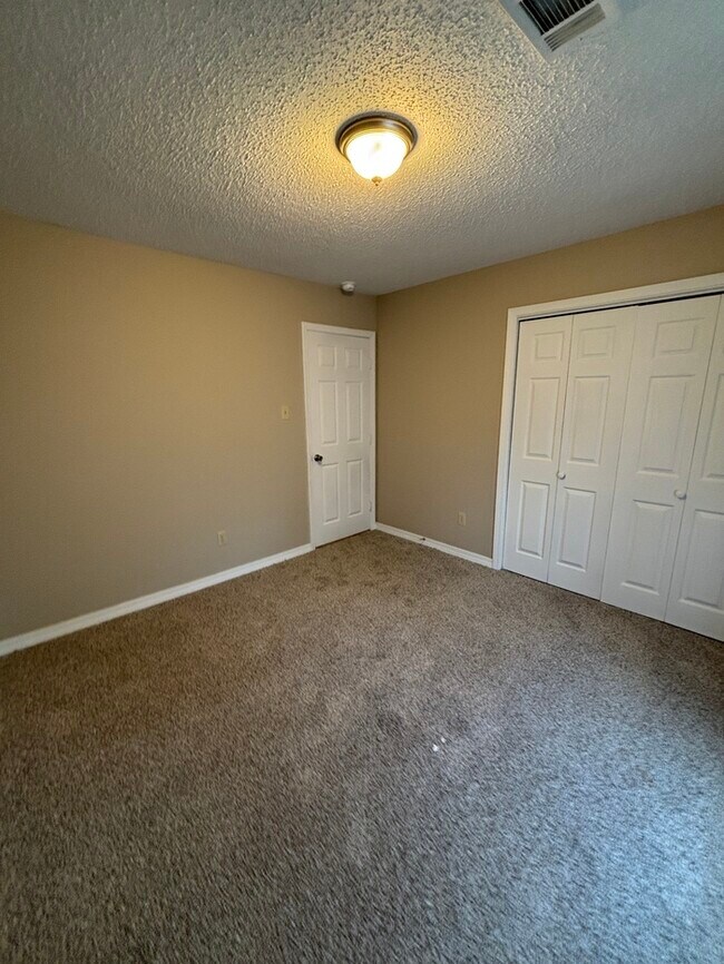 Building Photo - 12 Tripp St