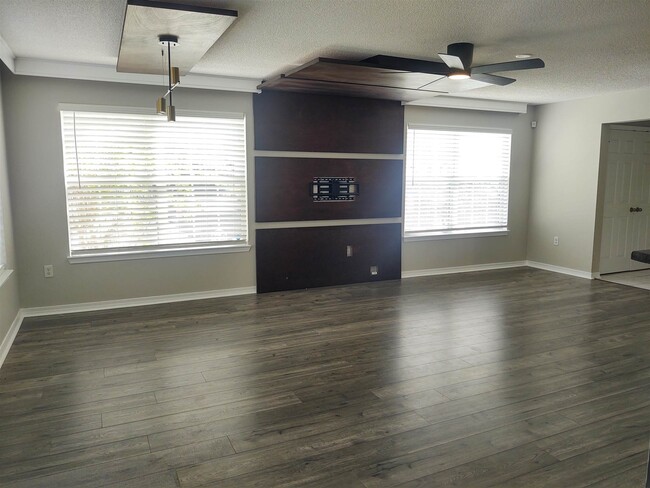 Building Photo - 6351 Cottage Woods Dr