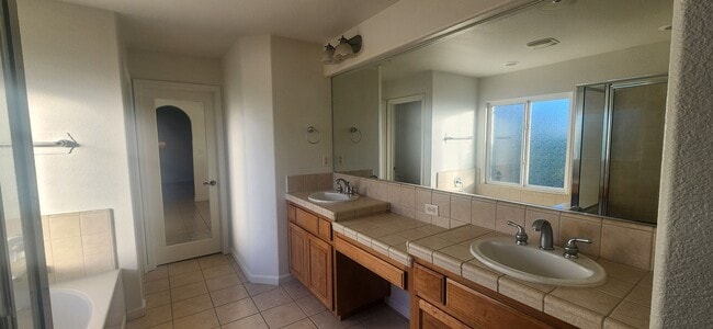 Building Photo - Beautiful 4 Bedroom 2.5 Bathroom Home on Large Lot in Elk Grove