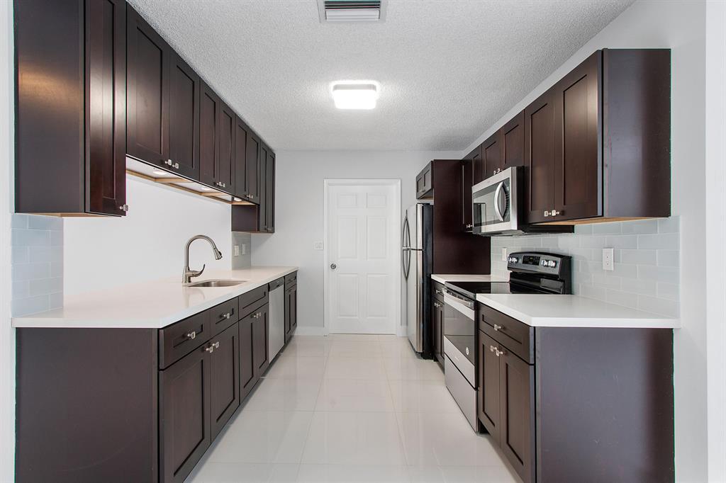 Building Photo - 9611 Saddlebrook Dr