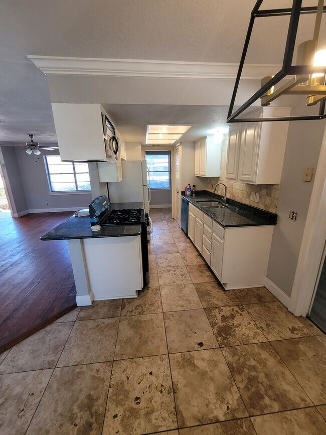 Building Photo - Modern living in Mesquite