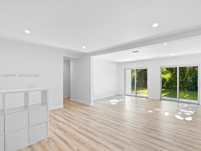 Building Photo - 5406 S Le Jeune Rd