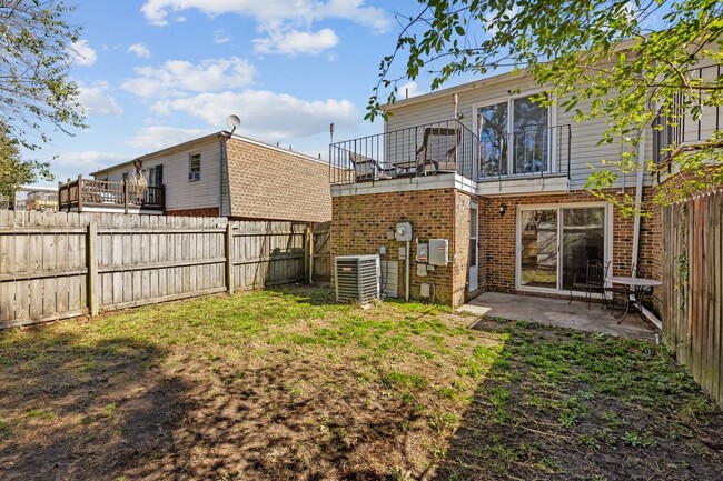 Building Photo - Charming 2-Bed, 1.5-Bath Townhouse