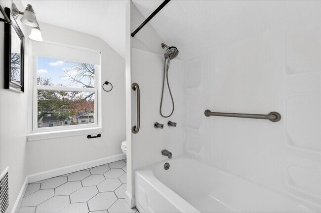 Building Photo - 5153 Cologne Ave