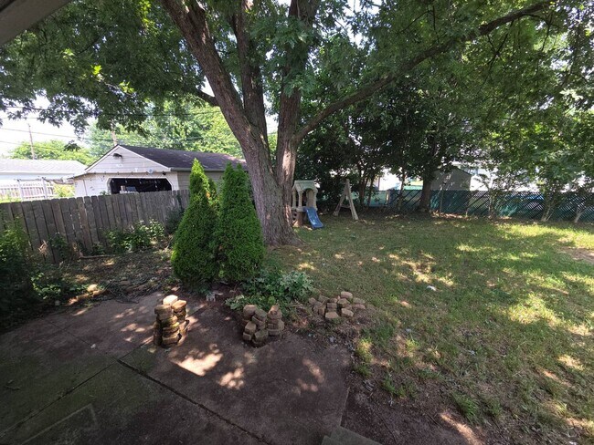 Building Photo - 2401 Eastlawn St