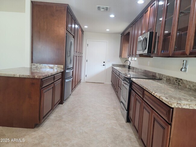 Building Photo - 17230 N Country Club Dr