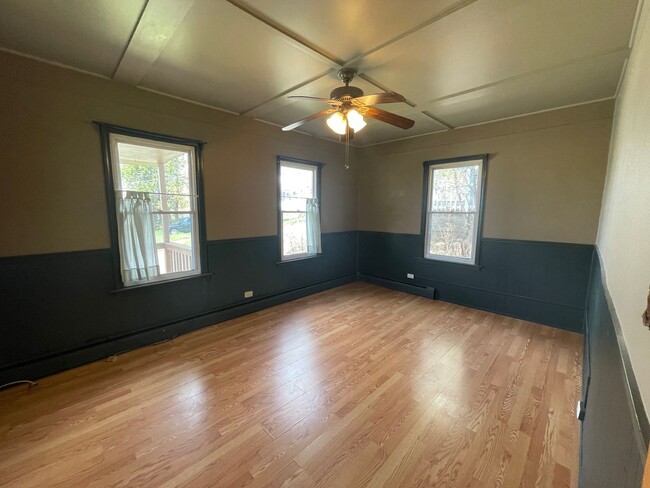 Building Photo - Colorful, eclectic 3-bedroom house in Pitt...