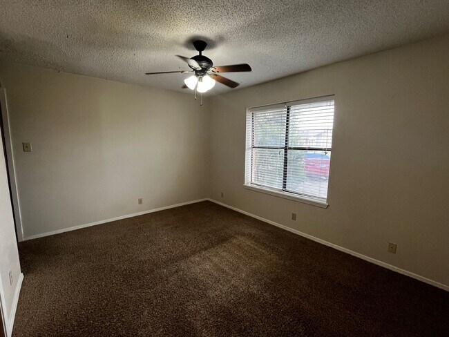 Building Photo - 3834 Lake Ridge Dr
