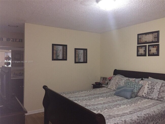 Building Photo - 4459 Carambola Cir S