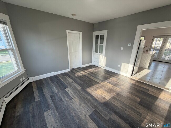 Building Photo - 402 Allen St