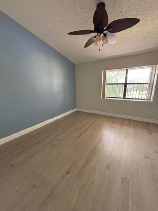 Building Photo - 2843 Carambola Cir N