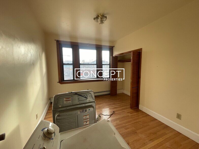 Building Photo - 369 Centre St