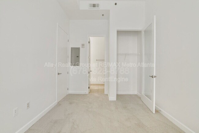 Building Photo - 711 Cosmopolitan Dr NE