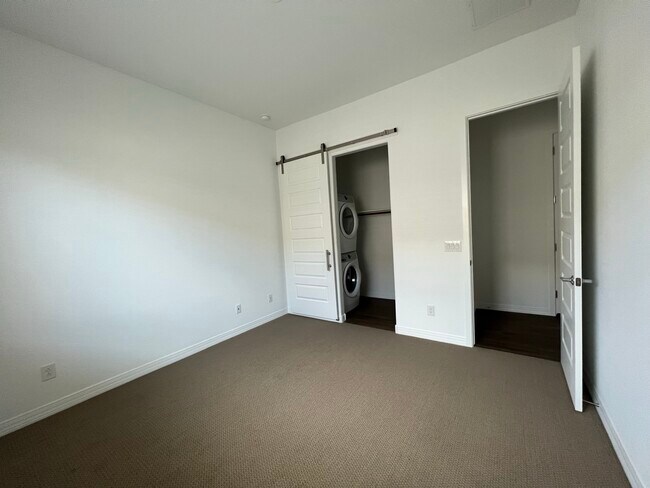 Building Photo - 19605 W Cheery Lynn Rd