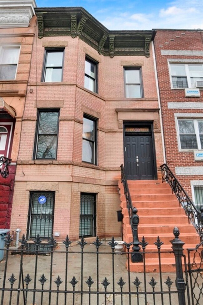 Building Photo - 813 Halsey St
