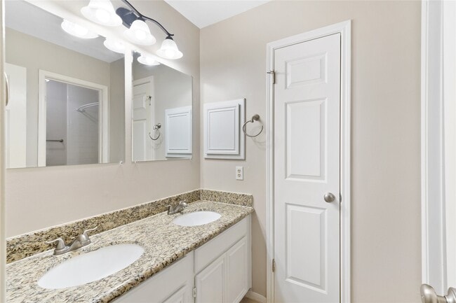 Building Photo - 11410 Meadowchase Dr